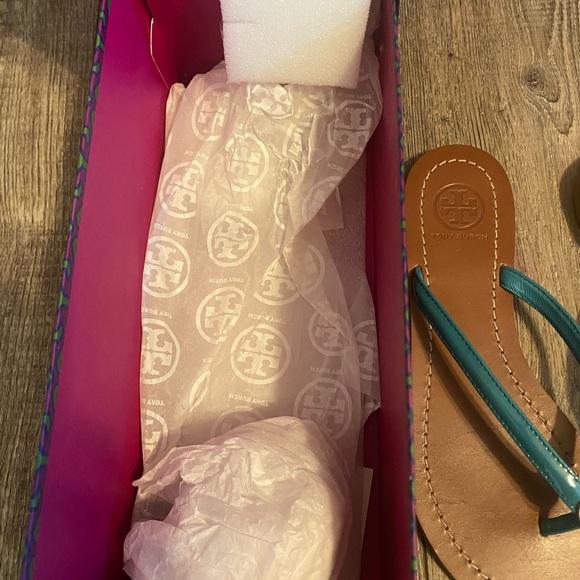 Tory Burch Patent leather Sandals - Picture 9 of 15